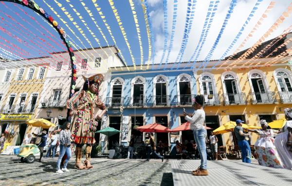 Una niña hace una foto ayer lunes, 24 de junio de 2019, en las calles de Pelourinho, donde el cantante estadounidense Michael Jackson hizo el video de la canción