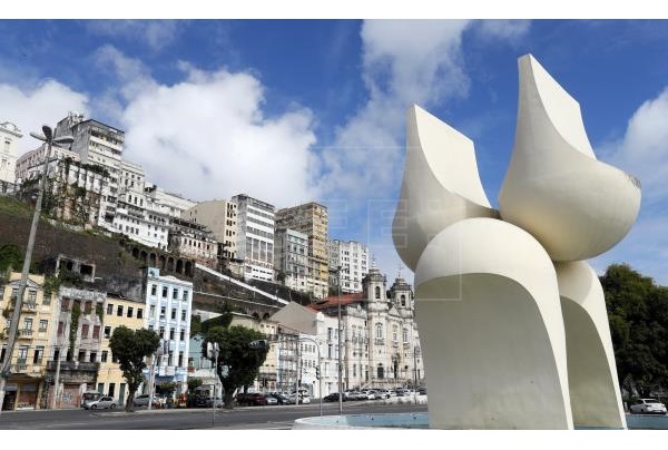 Vista de la escultura de Mario Cravo Junior,