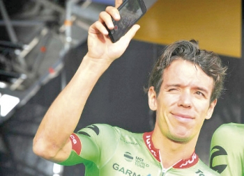 Urán es tercero de la general, a 29 segundos del británico Chris Froome (Sky). El francés Romain Bardet (AG2R) es segundo a 23 segundos del primero. Urán es tercero de la general, a 29 segundos del británico Chris Froome (Sky). El francés Romain Bardet (AG2R) es segundo a 23 segundos del primero.