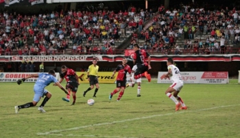 Luis Miranda celebra uno de sus goles. Empezando el juego, sobre el minuto 1, el Cúcuta abrió el marcador y lo puso 1-0 gracia Miranda. Luis Miranda celebra uno de sus goles. Empezando el juego, sobre el minuto 1, el Cúcuta abrió el marcador y lo puso 1-0 gracia Miranda.