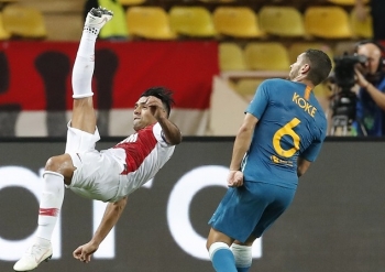 El delantero samario participó en la jugada de gol de su equipo, pero no pudo hacer nada para evitar la caída. Foto/EFE El delantero samario participó en la jugada de gol de su equipo, pero no pudo hacer nada para evitar la caída. Foto/EFE