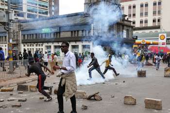 Manifestantes devuelven los gases lacrimógenos disparados por la policía durante una protesta en el distrito financiero central de Nairobi, Kenia. EFE/EPA/Daniel Irungu Manifestantes devuelven los gases lacrimógenos disparados por la policía durante una protesta en el distrito financiero central de Nairobi, Kenia. EFE/EPA/Daniel Irungu