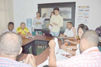 Aspecto de la reunión entre funcionarios del Ministerio de Interior y equipo del gobierno distrital de Riohacha. Aspecto de la reunión entre funcionarios del Ministerio de Interior y equipo del gobierno distrital de Riohacha.