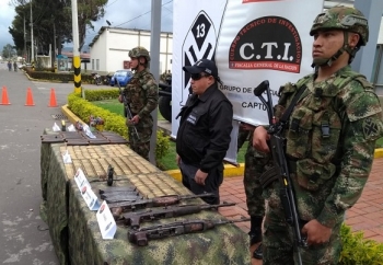 Entre el material incautado se hallaron tres fusiles AK-47, cinco granadas de 40 milímetros, tres granadas de mano, una granada de humo, dos granadas aturdidoras, 35 proveedores, 1200 cartuchos Entre el material incautado se hallaron tres fusiles AK-47, cinco granadas de 40 milímetros, tres granadas de mano, una granada de humo, dos granadas aturdidoras, 35 proveedores, 1200 cartuchos
