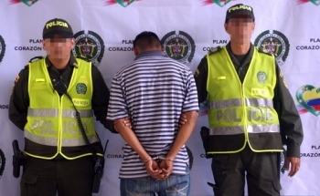 Los patrulleros de la Policía lo descubrieron con un arma cortopunzante en la mano y trató de arremeter contra ellos cuando intentaron detenerlo Los patrulleros de la Policía lo descubrieron con un arma cortopunzante en la mano y trató de arremeter contra ellos cuando intentaron detenerlo