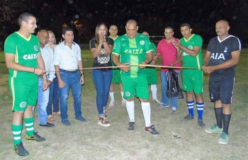Instantes cuando el alcalde de Distracción, Pedro Guerra Chinchía, corta la cinta en señal de inaugurado la iluminaria del Estado. Instantes cuando el alcalde de Distracción, Pedro Guerra Chinchía, corta la cinta en señal de inaugurado la iluminaria del Estado.