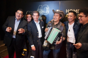 Este miércoles 19 de septiembre será en Barranquilla. Un emotivo lanzamiento con las más bellas letras del folclor vallenato engalanadas en las voces de Jorge Celedón, Poncho Zuleta, Orlando Acosta y las notas de Egidio Cuadrado, Orangel 'El Pangue' Maestre y los reyes del Cuna de Acordeones se realizó el lanzamiento de la edición 40 del Festival Cuna de Acordeones. Con el primer acto oficial, presidido por José Félix Lafaurie Rivera, comienzan los preparativos para el evento que se realizará en Villanueva, el municipio de La Guajira, que ha visto nacer a las más importantes dinastías y exponentes del folclor vallenato. El evento que se desarrolló en el norte de Bogotá, contó con la presencia de cerca de trescientas personas entre los que se encontraban políticos, empresarios, medios de comunicación e invitados especiales. Confirmando la asistencia a los distintos eventos musicales, culturales y académicos que se desarrollarán en Villanueva. El Festival Cuna de Acordeones en su edición 40°, será un homenaje a La Provincia, especialmente al acordeonero y rey vallenato Egidio Cuadrado y al bajista y productor Luis Angel Pastor 'El Papa', ambos nacidos en Villanueva e integrantes de la agrupación de Carlos Vives. Al evento asistieron los máximos exponentes del folclor vallenato de La Guajira y el Cesar, dirigentes y políticos nacionales, empresarios y medios de comunicación. Este evento folclórico se desarrollará los días 11, 12, 13 y 14 de octubre de 2018. Este miércoles 19 de septiembre será en Barranquilla. Un emotivo lanzamiento con las más bellas letras del folclor vallenato engalanadas en las voces de Jorge Celedón, Poncho Zuleta, Orlando Acosta y las notas de Egidio Cuadrado, Orangel 'El Pangue' Maestre y los reyes del Cuna de Acordeones se realizó el lanzamiento de la edición 40 del Festival Cuna de Acordeones. Con el primer acto oficial, presidido por José Félix Lafaurie Rivera, comienzan los preparativos para el evento que se realizará en Villanueva, el municipio de La Guajira, que ha visto nacer a las más importantes dinastías y exponentes del folclor vallenato. El evento que se desarrolló en el norte de Bogotá, contó con la presencia de cerca de trescientas personas entre los que se encontraban políticos, empresarios, medios de comunicación e invitados especiales. Confirmando la asistencia a los distintos eventos musicales, culturales y académicos que se desarrollarán en Villanueva. El Festival Cuna de Acordeones en su edición 40°, será un homenaje a La Provincia, especialmente al acordeonero y rey vallenato Egidio Cuadrado y al bajista y productor Luis Angel Pastor 'El Papa', ambos nacidos en Villanueva e integrantes de la agrupación de Carlos Vives. Al evento asistieron los máximos exponentes del folclor vallenato de La Guajira y el Cesar, dirigentes y políticos nacionales, empresarios y medios de comunicación. Este evento folclórico se desarrollará los días 11, 12, 13 y 14 de octubre de 2018.