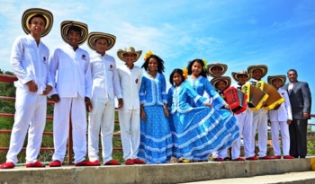 Consuelo Araujo Noguera no solo abanderó el nacimiento en 1968 del Festival de la Leyenda Vallenata, sino también el de Los Niños del Vallenato de la Escuela Rafael Escalona. (Cortesía Portalvallenato.net) Consuelo Araujo Noguera no solo abanderó el nacimiento en 1968 del Festival de la Leyenda Vallenata, sino también el de Los Niños del Vallenato de la Escuela Rafael Escalona. (Cortesía Portalvallenato.net)