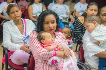La lactancia materna es importante porque es el alimento más completo para el niño debido a que le ofrece los micronutrientes. La lactancia materna es importante porque es el alimento más completo para el niño debido a que le ofrece los micronutrientes.