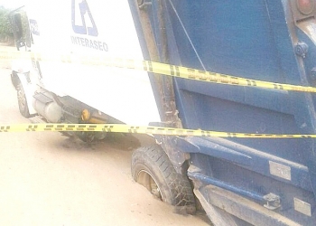 Este automotor resultó atollado por la zanja que construyeron para la instalación de redes del alcantarillado en el barrio Cristo rey. Este automotor resultó atollado por la zanja que construyeron para la instalación de redes del alcantarillado en el barrio Cristo rey.