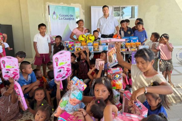 Los niños felices recibiendo los regalos que entregó la empresa.