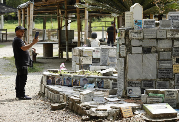 Fotografía del 5 de noviembre de 2025 que muestra a un hombre tomando fotografías a un altar en honor a Omaira, en Armero (Colombia). La imagen de la pequeña Omaira sepultada por el lodo y condenada a morir en Armero (Colombia) tras la erupción del Nevado del Ruiz hace 40 años se quedó grabada en el subconsciente colectivo de toda una generación y sobre todo en la memoria de dos periodistas que cubrieron la tragedia. EFE/ Mauricio Dueñas Castañeda.
