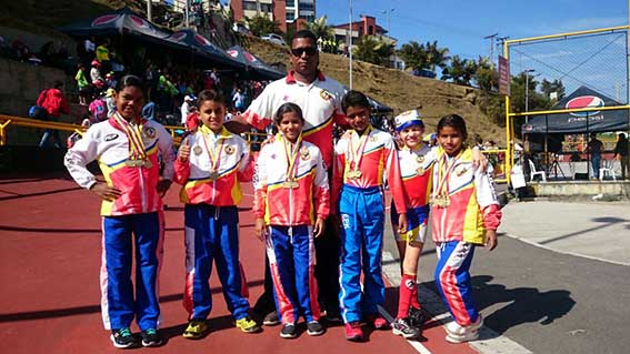 La delegación de patinadores y patinadoras del Club Ruedas de Fuego de La Guajira y su entrenador. La delegación de patinadores y patinadoras del Club Ruedas de Fuego de La Guajira y su entrenador.