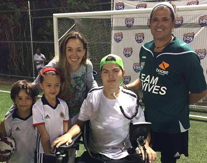 Daniel Barragán, joven promesa del bicicross, junto al cantautor samario, Carlos Vives en una jornada futbolera.