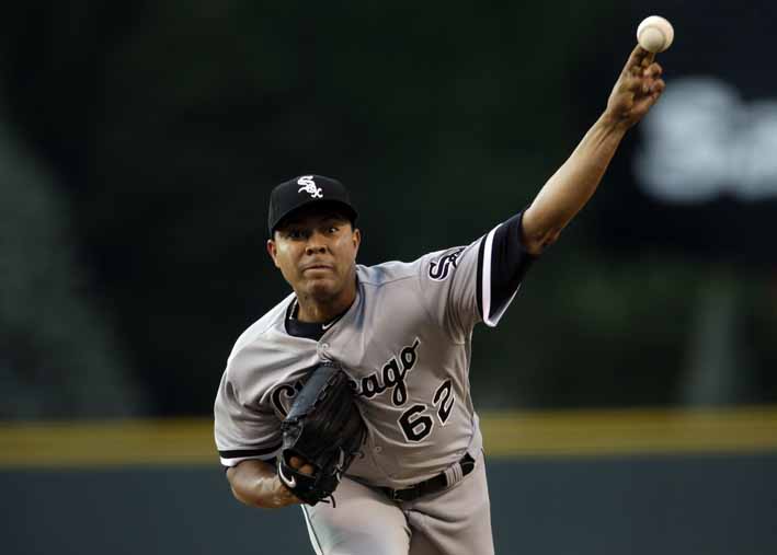 El lanzador colombiano pasó sorpresivamente de los White Sox (de la misma ciudad) a los Cubs. foto/AP