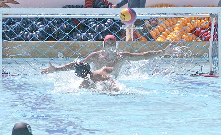 Germán Guarnizo de Colombia falla un penalti ante el arquero José Ruiz (atrás) de Venezuela.