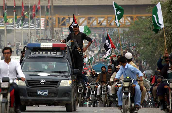 Mientras se trata de asimilar el golpe geopolítico, en países como Pakistán los islámicos siguen protestando por la decisión de Donald Trump.