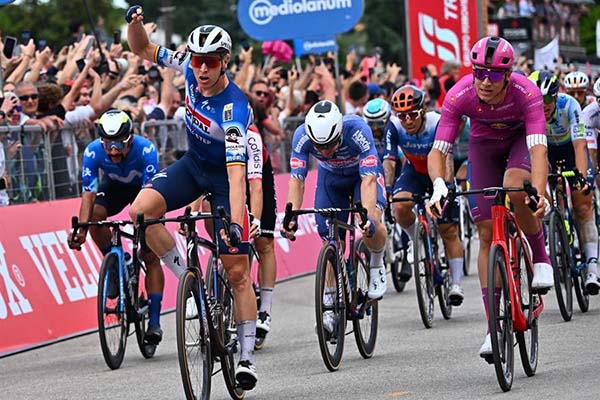El ciclista elgiano Tim Merlier de Soudal Quick-Step, gana el sprint y cruza primero la línea de meta durante la etapa 18.