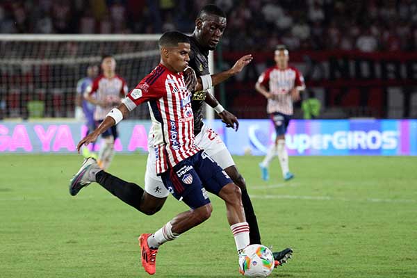 José Enamorado, jugador del Atlético Junior F.C. enfrentándose a un rival del América de Cali. Foto Dimayor