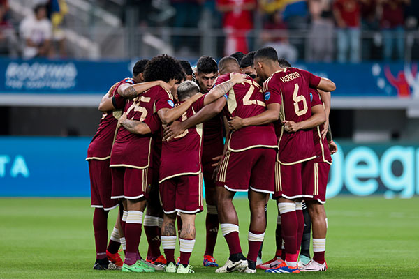 Selección venezolana de fútbol orando antes de el partido frente a Bolivia. Foto FVF