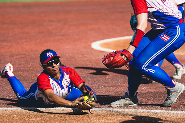 Jugadoras de la selección de softbol de Puerto Rico en un torneo internacional. Foto Federación Mundial de Beisbol y Sóftbol
