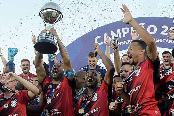  Jugadores del Paranaense de Brasil celebrando el titulo alcanzado en la segunda división del ‘brasileirao’. Foto Facebook Paranaense