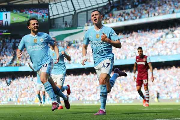 Jugadores del Manchester City celebrando un gol de su joven estrella, Phil Foden. Foto EFE