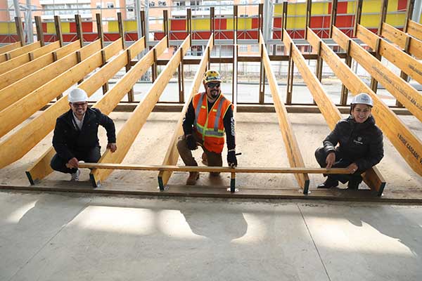 La ministra del Deporte, Patricia Duque Cruz, y el alcalde de Mosquera, Nelson Parra, pusieron el primer listón del velódromo de Mosquera como símbolo del avance en la construcción de esta obra estratégica