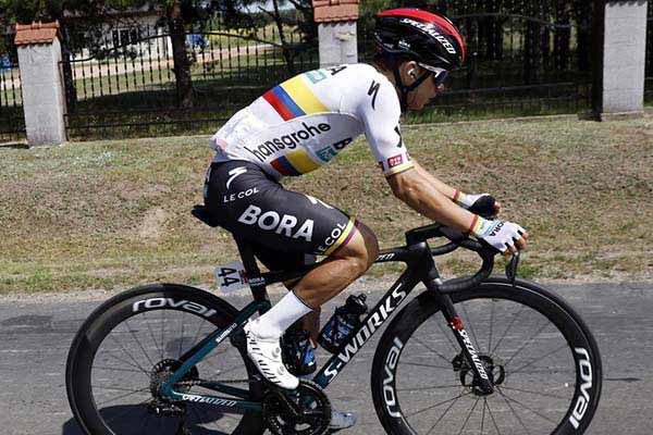 Sergio Higuita, ciclista colombiano, en medio de una carrera internacional. Foto Comité Olímpico Colombiano  