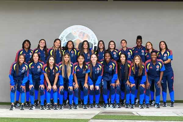 Selección Colombia femenina sub 20 en la foto protocolaria. Foto Federación Colombiana de Fútbol  