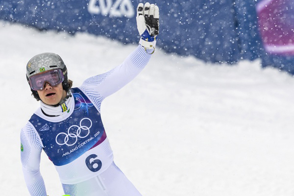 El brasileño Lucas Pinheiro Braathen reacciona en la zona de meta en la primera manga de la prueba de eslalon de esquí alpino masculino de los Juegos Olímpicos de Invierno de 2026. EFE/EPA/Michael Buholzer
