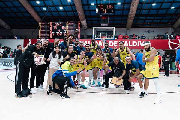 El seleccionado colombiano celebrando la victoria ante Chile y busca ir a toda contra los ‘verdeamarelo’. Foto FIBA