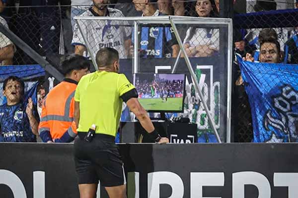 Un árbitro revisa una jugada en pantalla. EFE/ Gaston Britos / Archivo