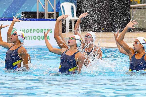 Selección Colombia de natación artística realizando una presentación sincronizada.  Foto Federación Colombiana de Natación 