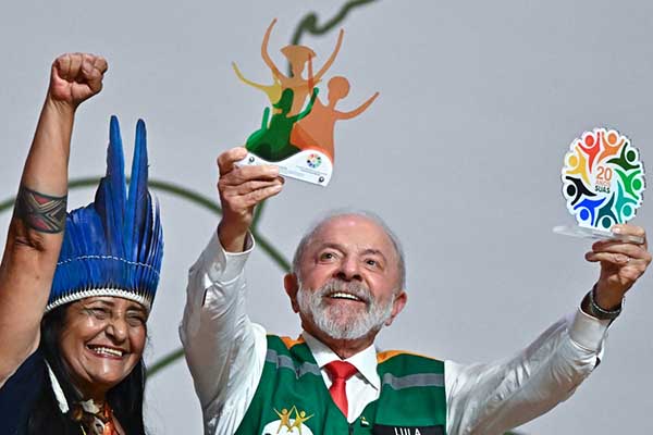 El presidente de Brasil, Luiz Inácio Lula da Silva, reacciona junto a una mujer indígena en la XIV Conferencia Nacional de Asistencia Social. Foto referencia EFE/ Andre Borges