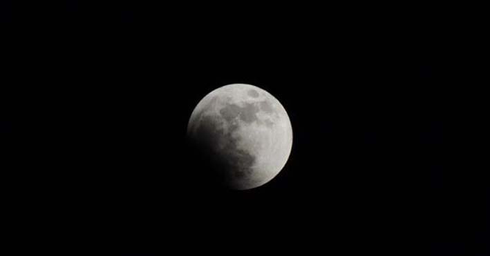 Hoy se verá un eclipse penumbral de luna en el país