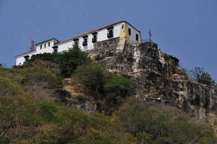 Cerro la Popa tiene restringido el acceso vehicular y peatonal por riesgo de desplome.
