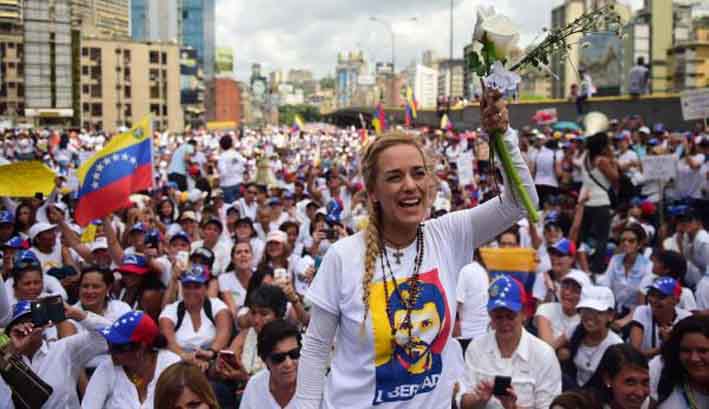 Una de las mujeres que lidera la marcha es Lilian Tintori, esposa de Leopoldo López.