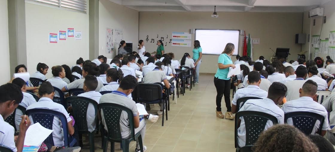 Estudiantes de once grado de la Institución Educativa Denzil Escolar, recibieron la visita de funcionarios del Distrito, que los asesorará y además, habrá una articulación con las oficinas de Admisiones y Bienestar Universitario de la Universidad de La Guajira.