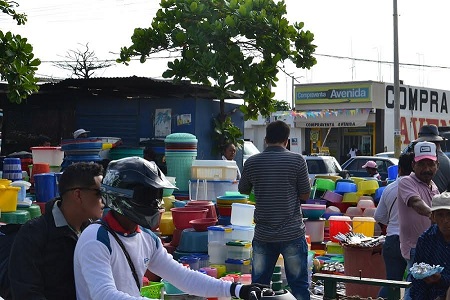 Los comerciantes del Mercado Nuevo de Riohacha están preocupados por la presencia de muchos vendedores venezolanos en su sector.