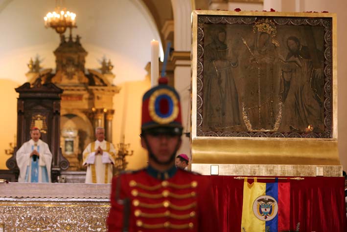 El lienzo de la Virgen de Chiquinquirá en la Catedral Primada de Bogotá. Foto:EFE