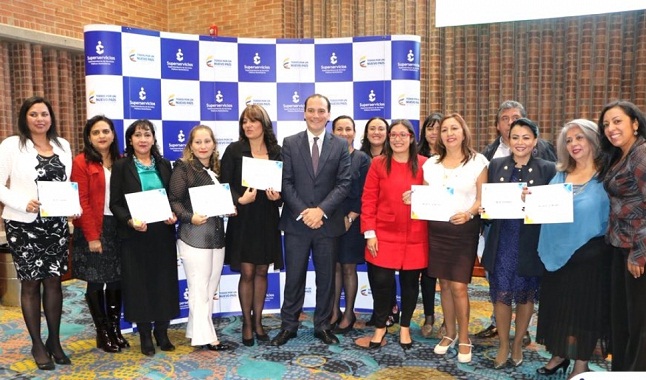 El Superintendente José Miguel Mendoza, despidiéndose de sus colaboradores cercanos.