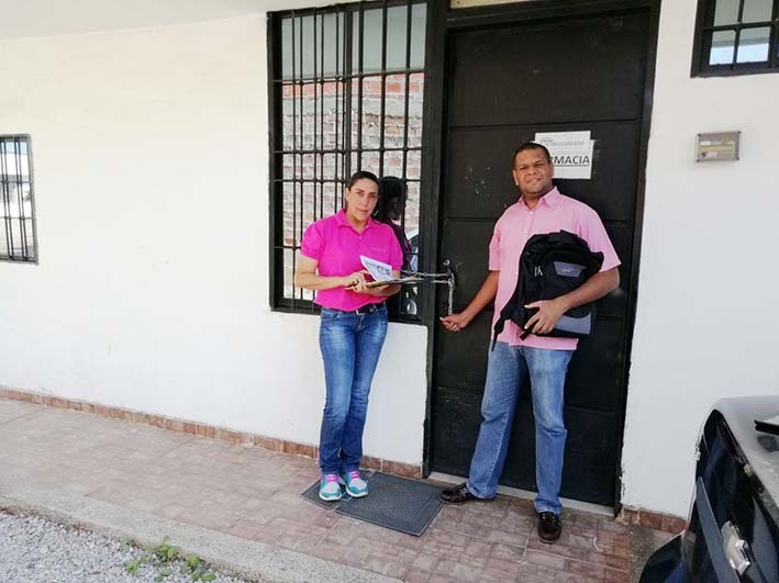 Esposos que decidieron encadenar puerta de EPS como protesta a la falta de medicamento de su hijo.