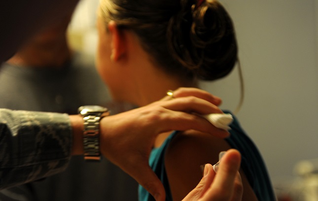 La experta invitó a los padres de familia a acercarse a especialistas para conocer más acerca de las diferentes vacunas, que definió como "los medicamentos más vigilados de la industria farmacéutica".   EFE