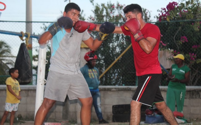 Arrieta, entrena a algunos jóvenes aficionados provenientes del país de Venezuela, quienes practican esta disciplina con el objetivo de convertirse en los mejores del deporte.