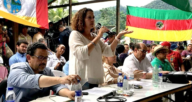 Este fin de semana, una comisión del Gobierno, liderada por la ministra del Interior, Nancy Patricia Gutiérrez, llegó al corregimiento La Delfina, en Buenaventura, para reunirse con las comunidades indígenas de los departamentos de Valle del Cauca, Chocó, Antioquia, Risaralda y Quindío. Foto: Ministerio del Interior