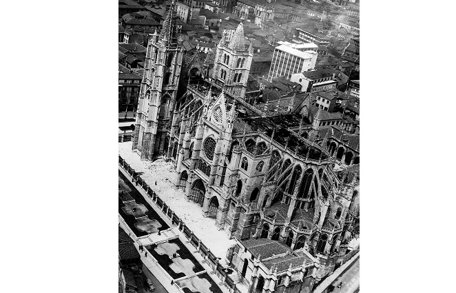 Fotografía de archivo (30-5-1966) que muestra una vista aérea de la Catedral de León después del incendio desencadenado el día anterior. El administrador de la catedral de León, Mario González, ha recordado este martes que el incendio sufrido por la 'pulchra leonina' el 29 de mayo de 1966 fijó una serie de pautas para combatir el fuego en monumentos de gran valor histórico y artístico. EFE