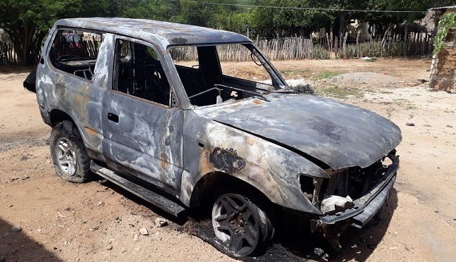 La Toyota Prado fue incinerada en el patio de la vivienda de Jesualdo Fernández.