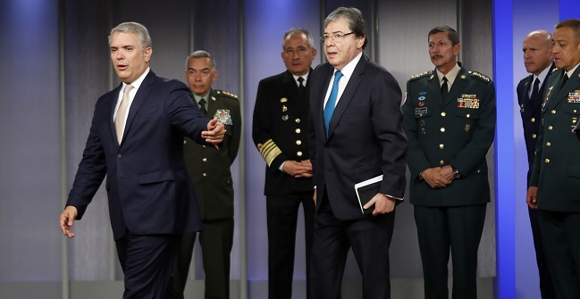 El presidente de Colombia, Iván Duque (i), y el nuevo ministro colombiano de Defensa, Carlos Holmes Trujillo (c), acompañados de la cúpula militar.