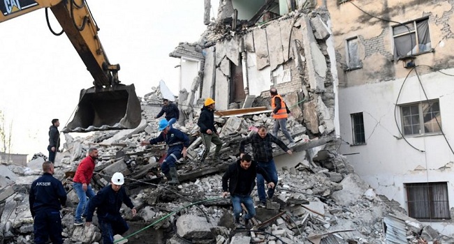 La mayoría de las víctimas murieron al derrumbarse los edificios en los que se encontraban, fundamentalmente en Durres y la pequeña localidad de Thumana
